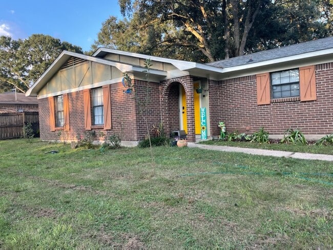 5187 Somerset Dr W in Mobile, AL - Foto de edificio - Building Photo