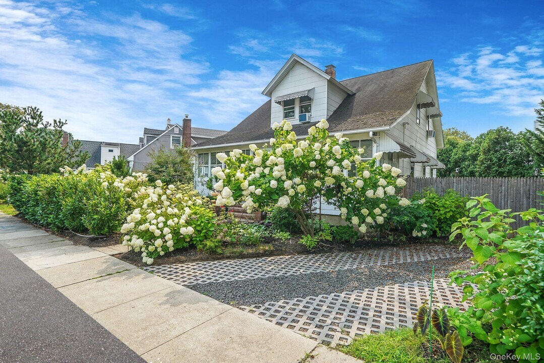 196 Melville Rd in Farmingdale, NY - Building Photo