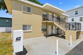 1799 Russell St S in St. Petersburg, FL - Foto de edificio - Building Photo