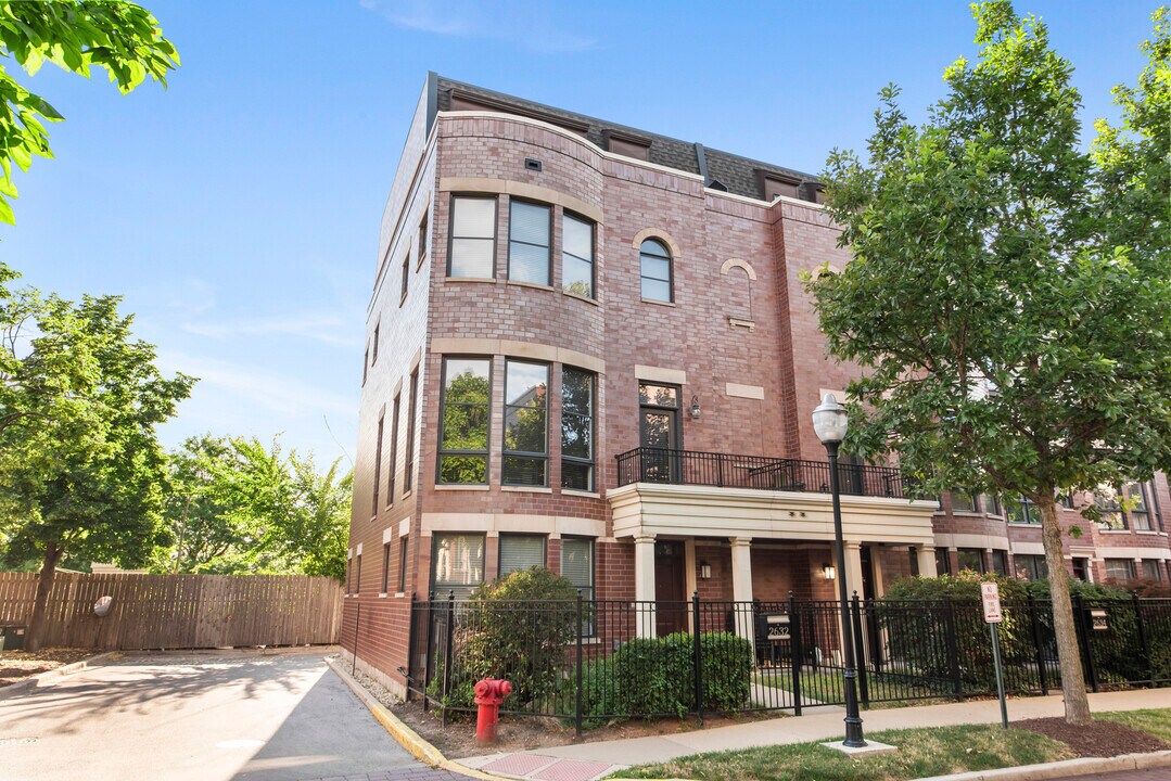 2632 N Hartland Ct in Chicago, IL - Building Photo