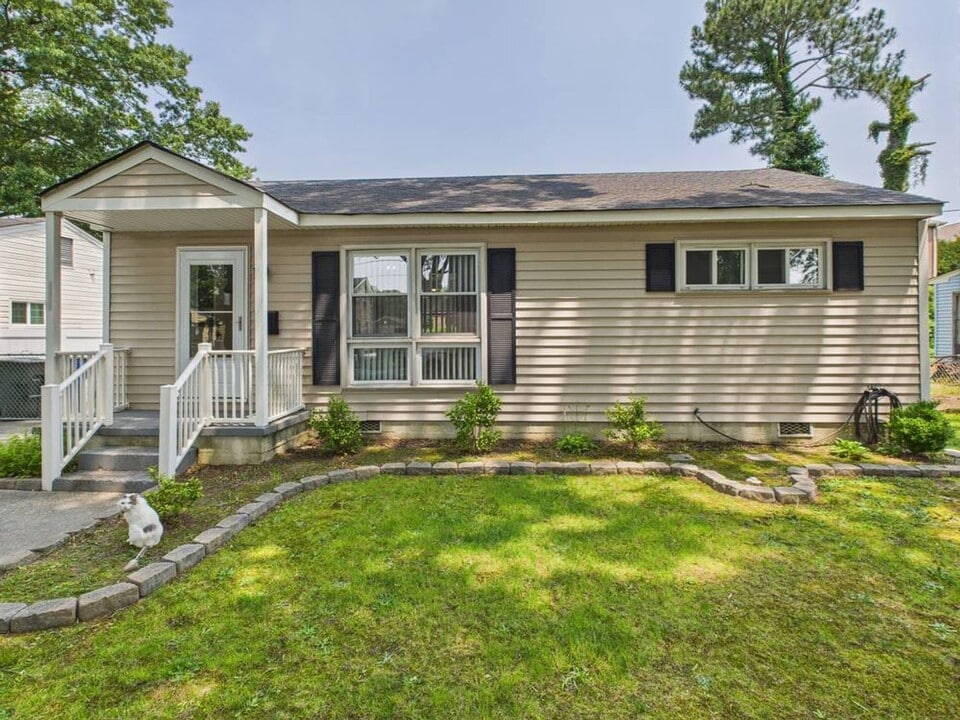 324 Rogers Ave in Norfolk, VA - Building Photo