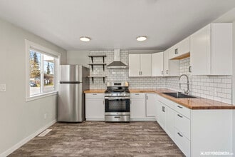 1027 Juneau St, Unit 1027 in Anchorage, AK - Foto de edificio - Building Photo