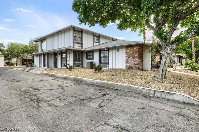 1377 Lorilyn Ave in Las Vegas, NV - Building Photo - Building Photo