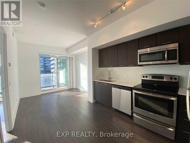 2220-2220 Lake Shore Blvd W in Toronto, ON - Building Photo - Building Photo