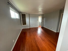 5843 Myrtle Ave in Long Beach, CA - Building Photo