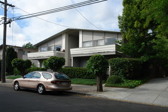 744 Chestnut St in San Carlos, CA - Building Photo - Building Photo