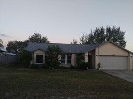 647 Sagamore Dr in Deltona, FL - Building Photo
