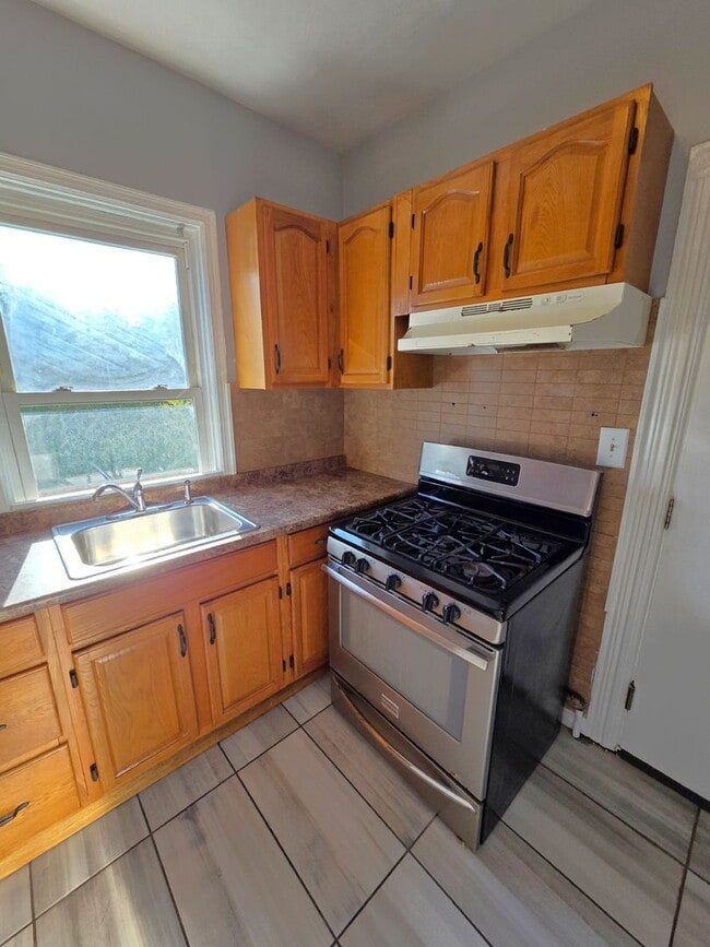 343 Broadway in Pawtucket, RI - Building Photo - Building Photo