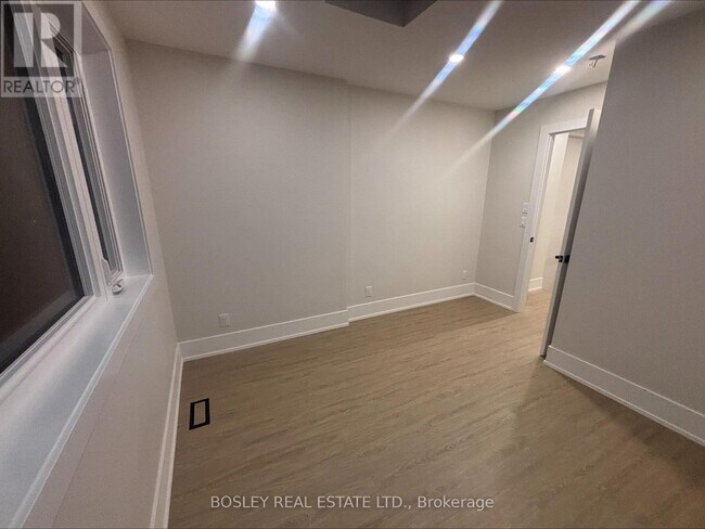 686 Rhodes Ave in Toronto, ON - Building Photo - Building Photo