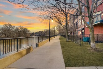 2911 N Western Ave, Unit 301 in Chicago, IL - Foto de edificio - Building Photo