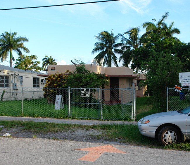 1345 NE 110th St in Miami, FL - Foto de edificio - Building Photo