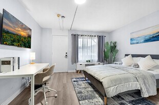 8004 Lundy's Ln in Niagara Falls, ON - Building Photo