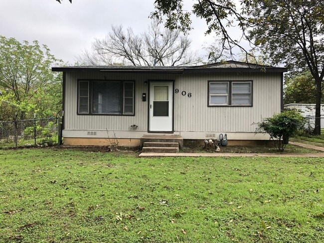 property at 906 S 4th St