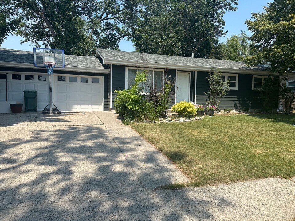 2021 Beverly Hill Blvd in Billings, MT - Building Photo