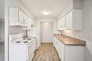 Hillcrest Club Apartments in Plymouth, MI - Building Photo