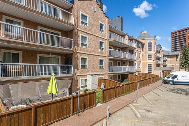 Cobblestone Place in Edmonton, AB - Building Photo - Building Photo