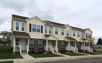 Beacon Pointe Townhomes in Hamilton, OH - Building Photo - Building Photo