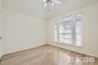 5933 Sagebrush Trail in Arlington, TX - Foto de edificio - Building Photo