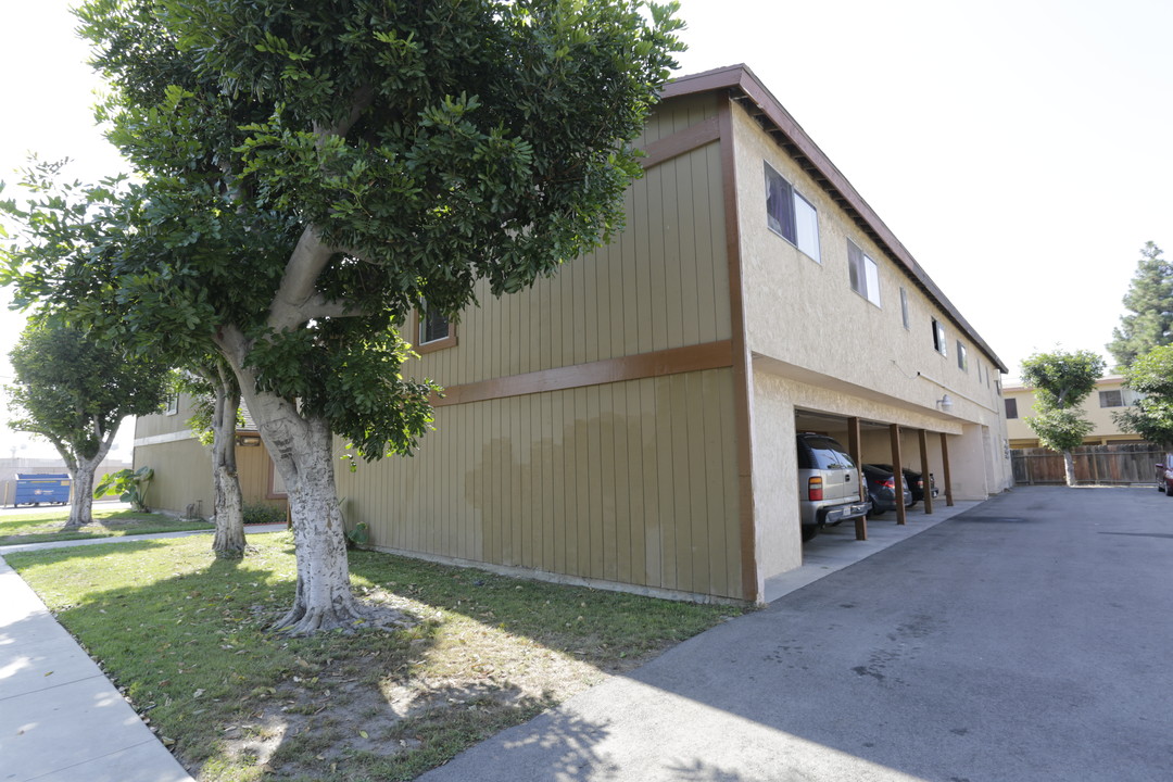 212-218 W Palais Rd in Anaheim, CA - Building Photo