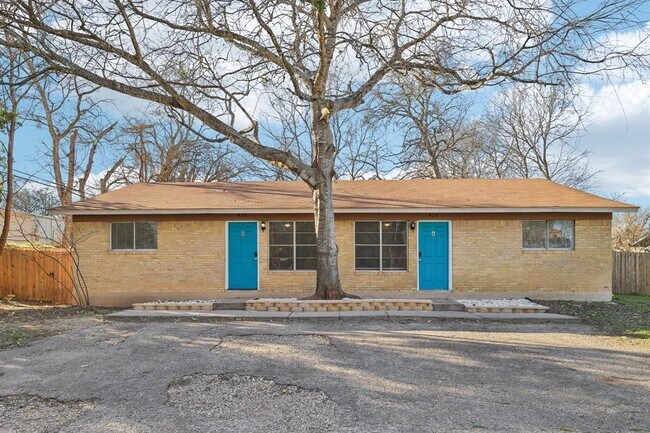 418 Sarah St in San Marcos, TX - Building Photo - Building Photo