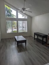 1046 Canal St, Unit 1046 Canal St. in Oxnard, CA - Foto de edificio - Building Photo