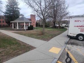 33 Crystal St in Southbridge, MA - Foto de edificio - Building Photo