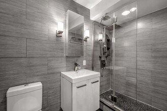 250 W 15th St in New York, NY - Building Photo - Building Photo