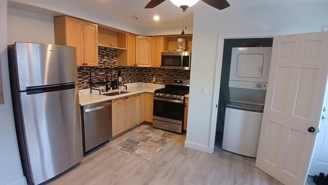 93 Bayview Ave in Bristol, RI - Building Photo - Building Photo