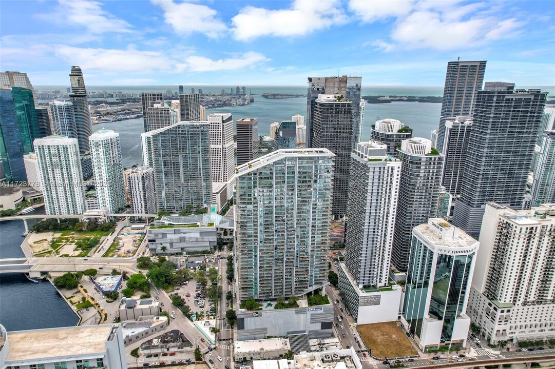 88 SW 7th St in Miami, FL - Building Photo