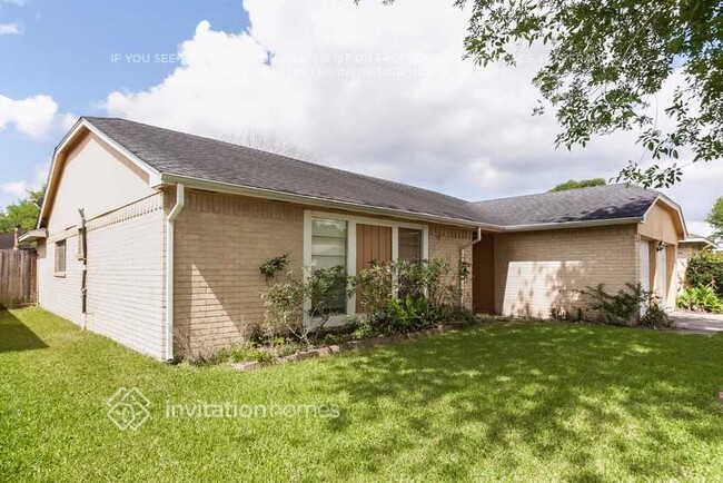 2158 Pilgrims Point Dr in Friendswood, TX - Building Photo - Building Photo