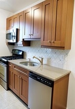 220 Pelham Rd in New Rochelle, NY - Foto de edificio - Building Photo