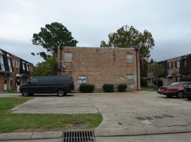 3556 Martinique Ave in Kenner, LA - Foto de edificio - Building Photo