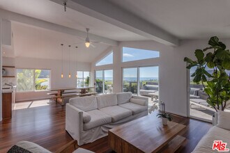 29500 Heathercliff Rd in Malibu, CA - Building Photo - Building Photo
