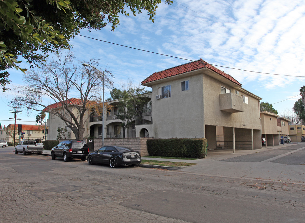 7361 Corbin Ave in Winnetka, CA - Building Photo