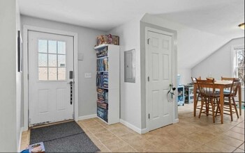 38 Watch St, Unit 2 in Rochdale, MA - Foto de edificio - Building Photo