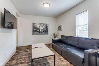735 W 10th St-Unit -D in Dallas, TX - Building Photo - Building Photo