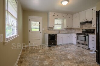 1233 Dickinson Rd in Independence, MO - Building Photo - Building Photo