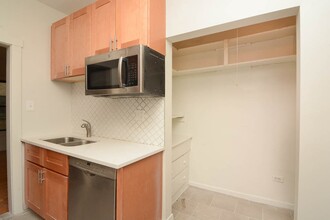3527 N Broadway St, Unit M05B in Chicago, IL - Building Photo - Building Photo