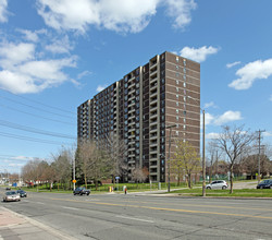 3275 Sheppard Ave E in Toronto, ON - Building Photo - Building Photo