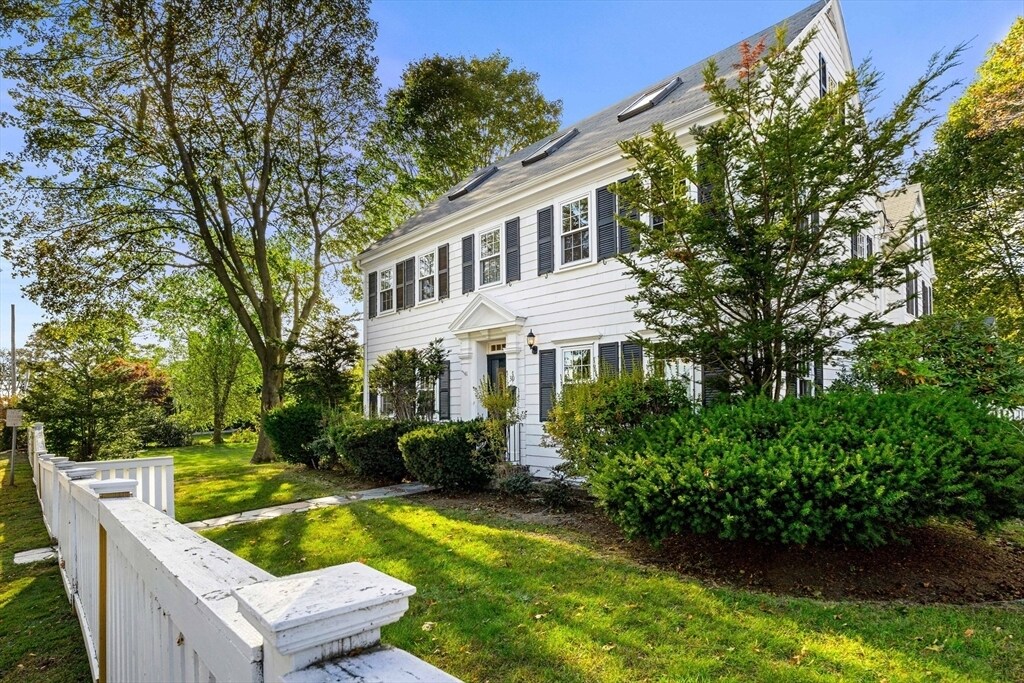 30 Spray Ave in Marblehead, MA - Building Photo