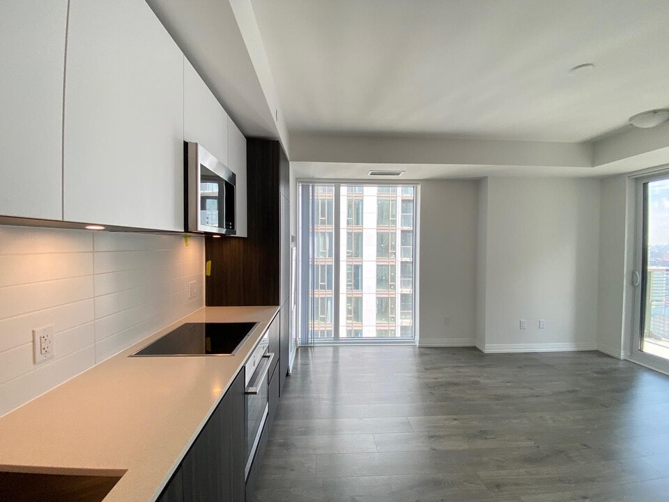 8 Widmer St in Toronto, ON - Building Photo