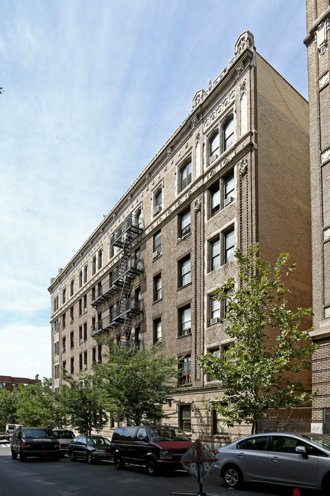 884 Riverside Dr in New York, NY - Building Photo