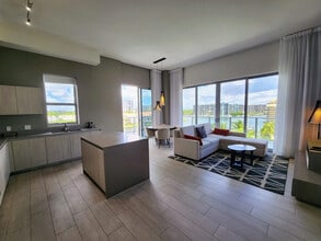 2721 Hallandale Beach Blvd in Hollywood, FL - Building Photo - Building Photo
