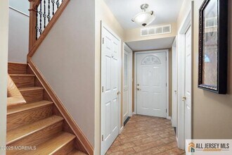 11 Desiree Ct in Howell, NJ - Foto de edificio - Building Photo