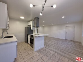 7307 Willoughby Ave in Los Angeles, CA - Building Photo - Building Photo