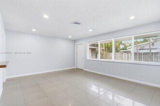 808 NE 2nd St in Hallandale Beach, FL - Foto de edificio - Building Photo