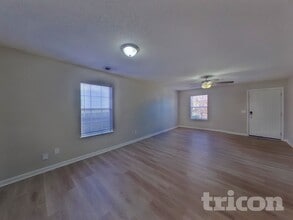 1952 Lake Carolina Dr in Columbia, SC - Foto de edificio - Building Photo