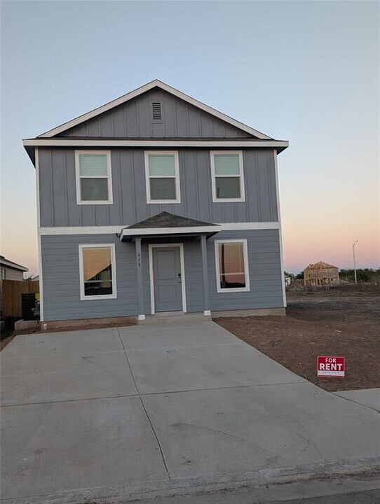 635 Whoopers Lp in Uhland, TX - Foto de edificio