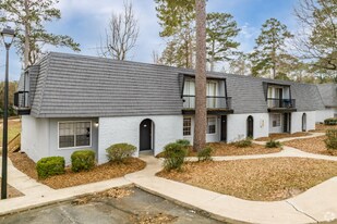 4690 Log Cabin Dr in Macon, GA - Building Photo