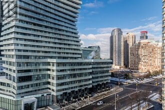 415 Webb Dr in Mississauga, ON - Building Photo - Building Photo